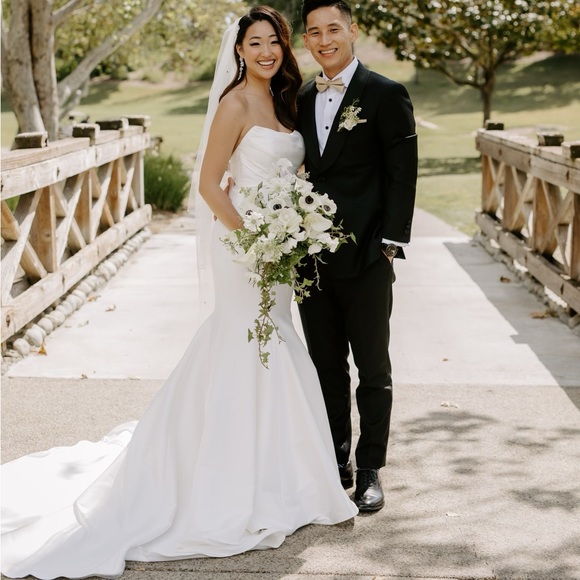 Mermaid style wedding dress in ivory. Size 4. Original price: $3000 - Picture 7 of 7